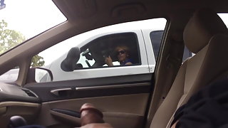 Lady montre des jeunes filles xxx me cum ( elle n'est pas timide à ce sujet ), rétro vidéos porno anal