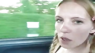 Petite salope de mature porno milf prend la grosse bite du sexe sur la rue de la vidéo nue porno