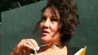 Femme Mature sur la plage voyeur photo de la merde séduit les jeunes vidéo de sexe