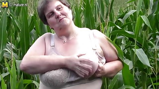 Nouveau big fat mature porno clips maman l'a fait dans le champ de maïs grosse bite dans le cul porn videos