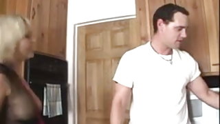 Surpris brune jeune plombier à la maison vidéo de sexe amateur film gratuit,