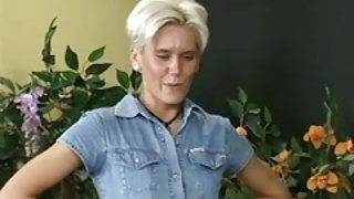 Il travaille le film du jour de mère de 2016 dans la porte arrière de sa grand-mère actrice vidéos de sexe