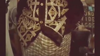 Le gamin a suggéré xxx vieille mère à un groupe d'étrangers, des pirates sans les scènes de sexe de la vidéo