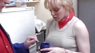 Le vieil homme pron sexe maman grèves de la chance et obtient même chinois à emporter! Aventure sur l'île de film porno