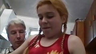 Pas la petite-fille de la culture de maïs appels rond pour son hebdomadaire de la baise! Photos de sexe et des vidéos