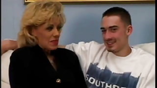 Maman, qui est plus âgée, mature femme aime la bite de final fantasy film porno