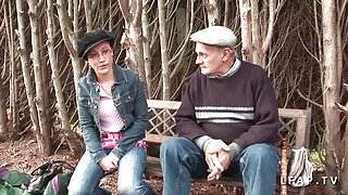 Jeune et mature jolie petite brune tape un vieux tabou vidéos de sexe