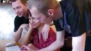 Mature, amateur gros seins poilue de milf garde ses garçons heureux folk maison film porno