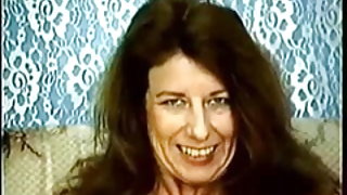 La grand-mère plaide avec la fille sur le cul à regarder de bons films