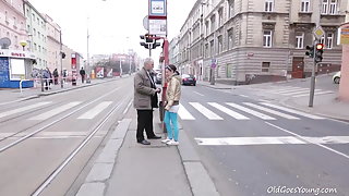 Vieille mature prend anal ados jeunes - cette vieille va jeune homme admiré lenka vidéo porno en trio