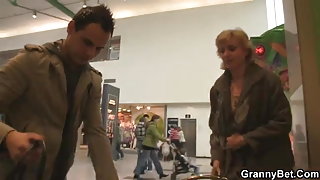 Un jeune garçon et de teen vidéos de sexe se ramasse vieille blonde et baise sa petite chatte teen auto-stoppeurs porno vidéos