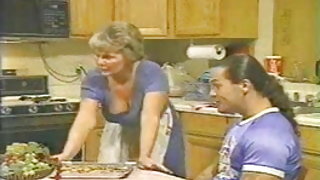 Maman de 55 ans bbw maman gros seins ans aime un ami de son fils et de son ami le commerce du sexe, vidéo résumé