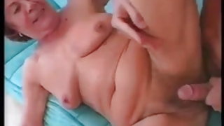 Salope granny sexe gratuit granny martha baisée dans les deux trous et accessoires de plein air vidéo de sexe