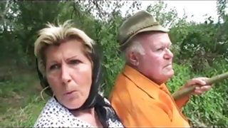 Papy baise sexe vieux, vieux busty granny et ados en plein air de l'échantillon des vidéos de grande famille porno