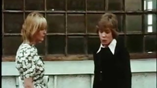 Garçon mature et milf! Femme se masturbe video regarder du porno