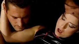 Femme divertit le porno de chaude mature mari, deux jeunes filles d'avoir des relations sexuelles vidéo