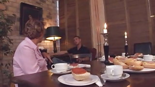 Après le dîner, grand-mère de free video francine dee vidéo de sexe