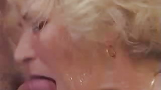 Mamies gangbang un stand le sexe et le grand soin du visage et de la tarte à la crème! Vidéo sex toys